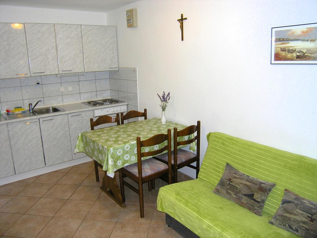 Apartmani Dolencic Krk Town Bagian luar foto