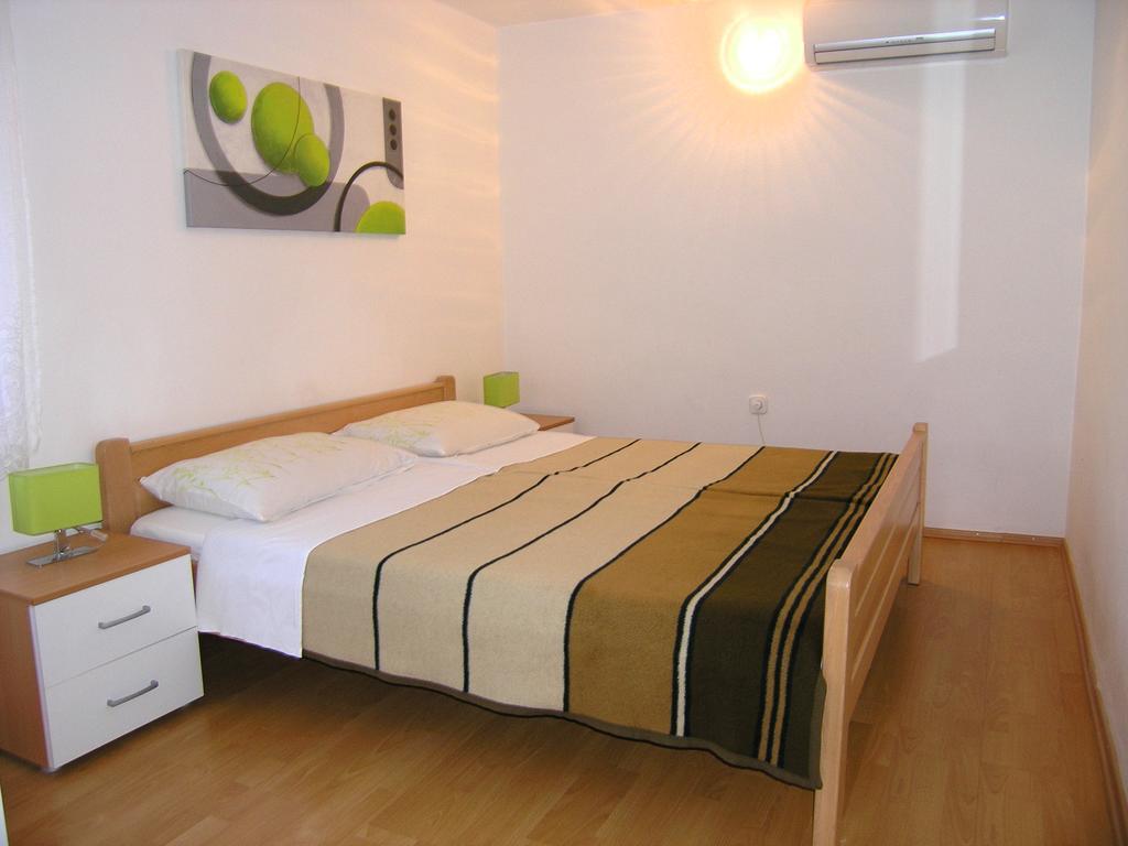 Apartmani Dolencic Krk Town Bagian luar foto