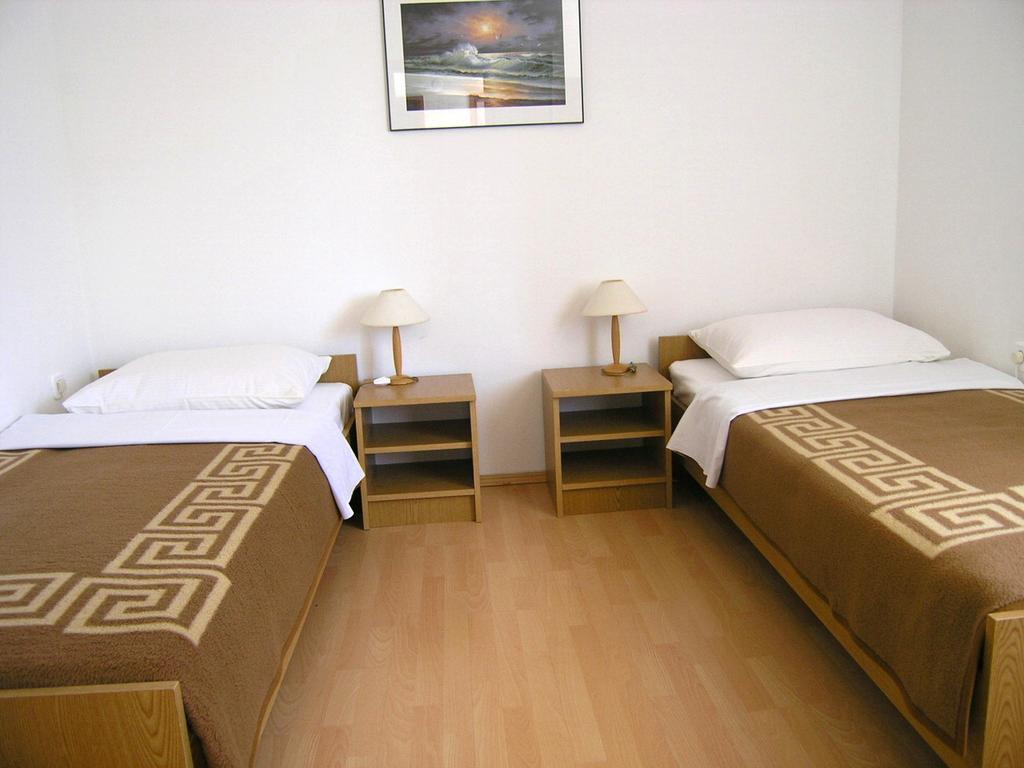 Apartmani Dolencic Krk Town Bagian luar foto