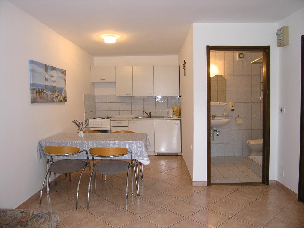 Apartmani Dolencic Krk Town Bagian luar foto