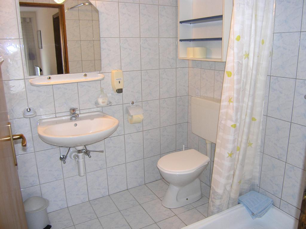 Apartmani Dolencic Krk Town Bagian luar foto