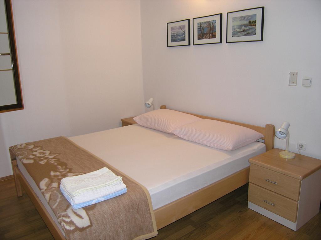 Apartmani Dolencic Krk Town Bagian luar foto