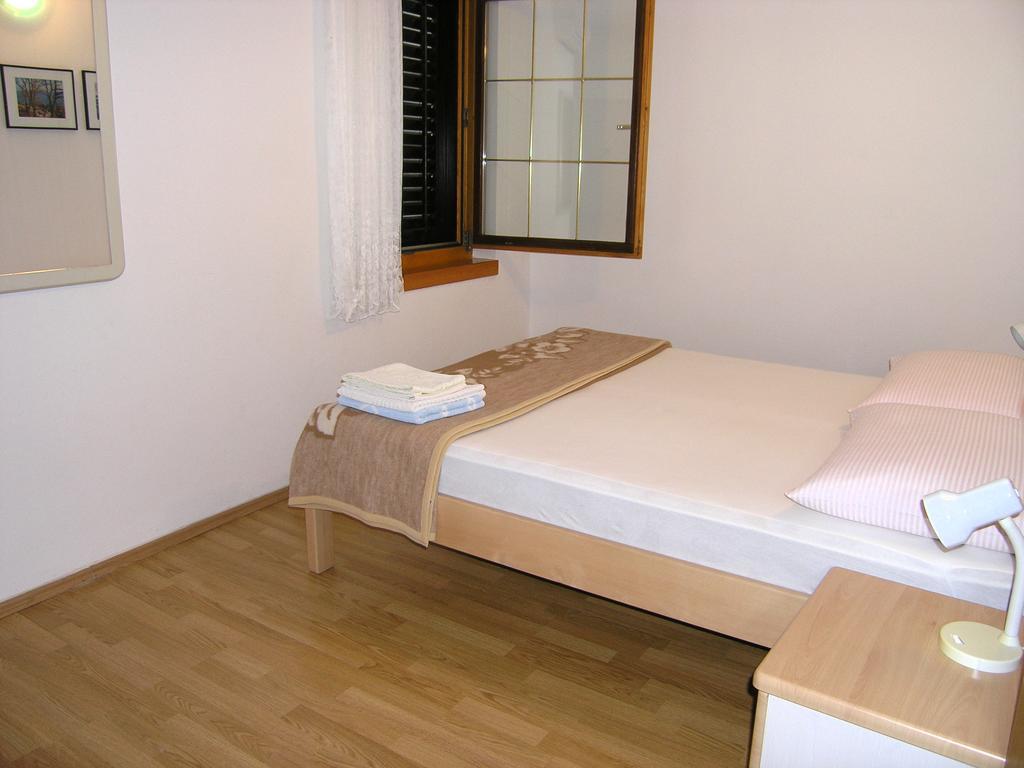 Apartmani Dolencic Krk Town Bagian luar foto