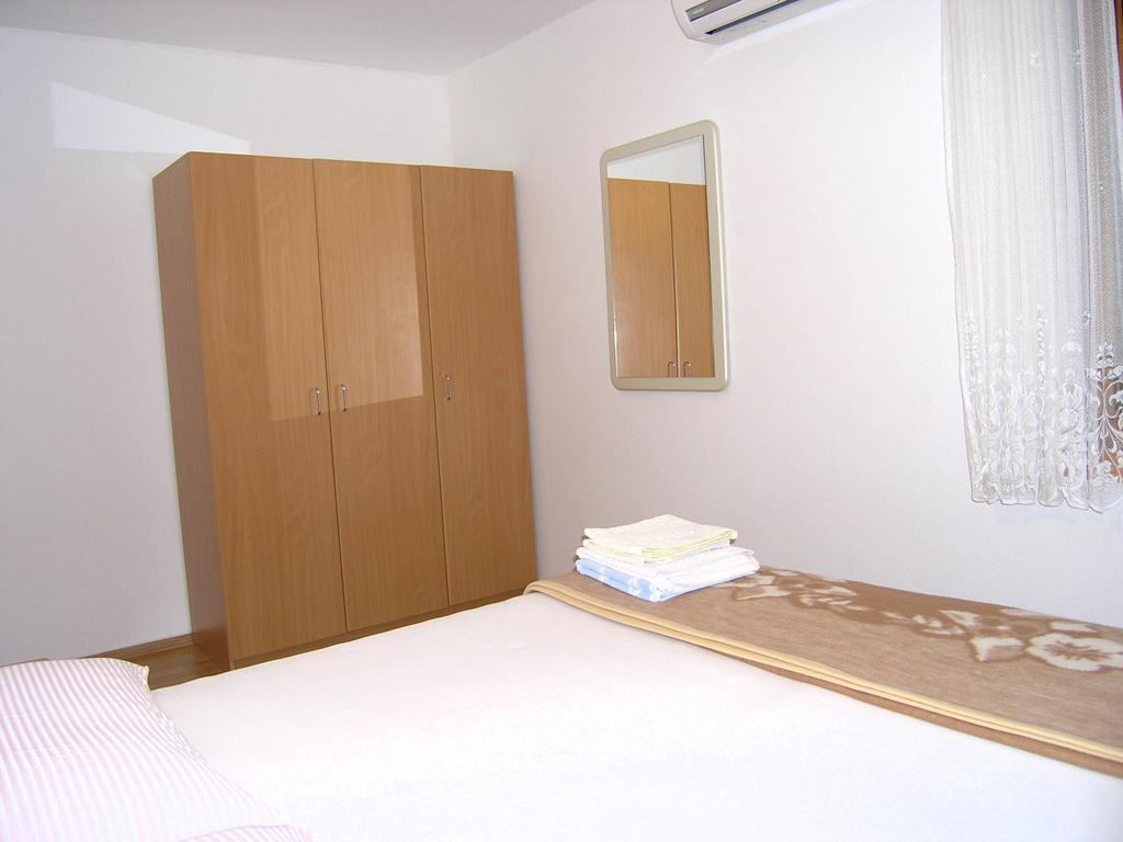 Apartmani Dolencic Krk Town Bagian luar foto