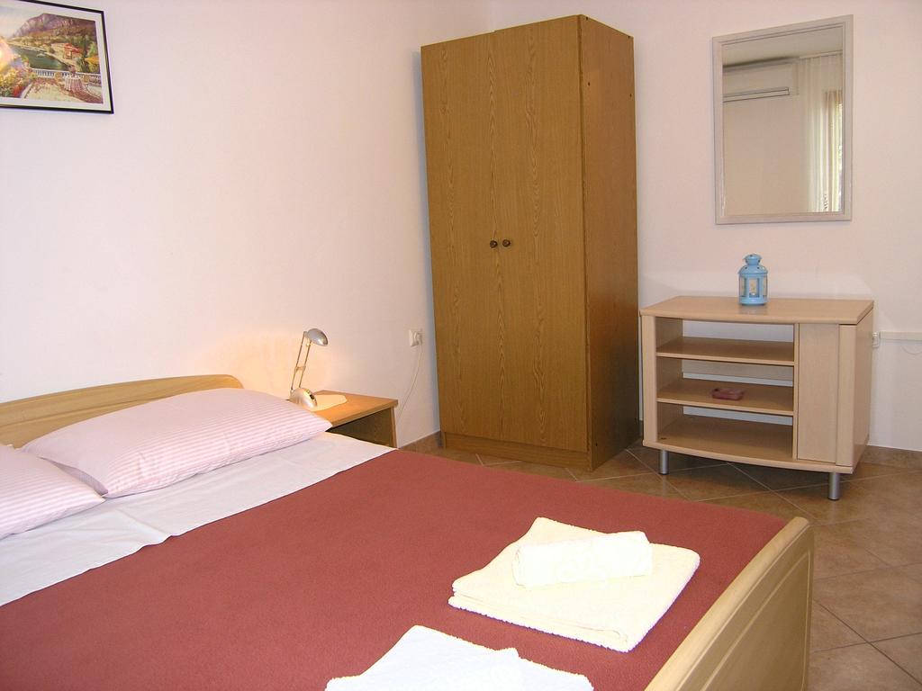 Apartmani Dolencic Krk Town Bagian luar foto