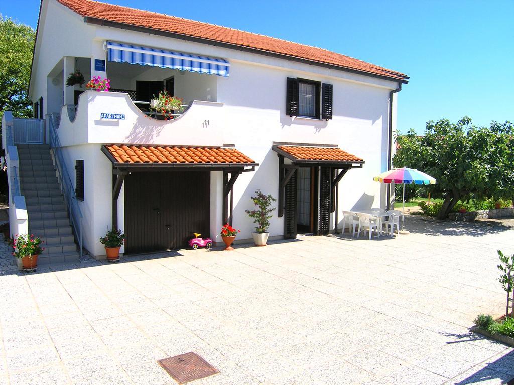 Apartmani Dolencic Krk Town Bagian luar foto